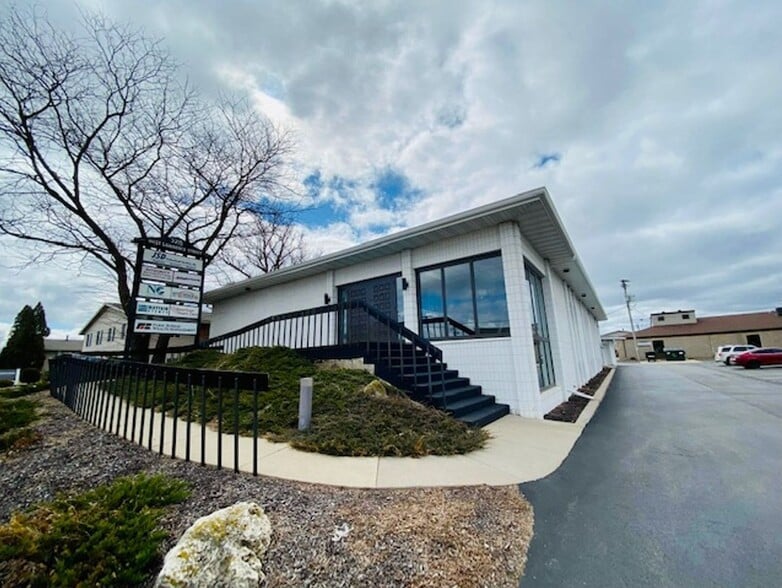 3215 W Lawrence St, Appleton, WI for sale - Building Photo - Image 1 of 1