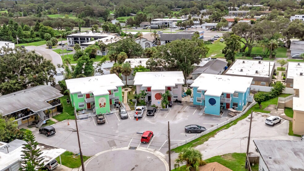 309 Avanda Ct, Clearwater, FL à vendre - Photo du bâtiment - Image 2 de 11