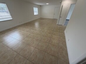 2722 Westgate Ave, West Palm Beach, FL à louer Photo intérieure- Image 1 de 3