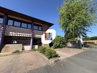 Plus de détails pour 30 Avenue Robert Surcouf, Voisins-le-Bretonneux - Bureau à louer