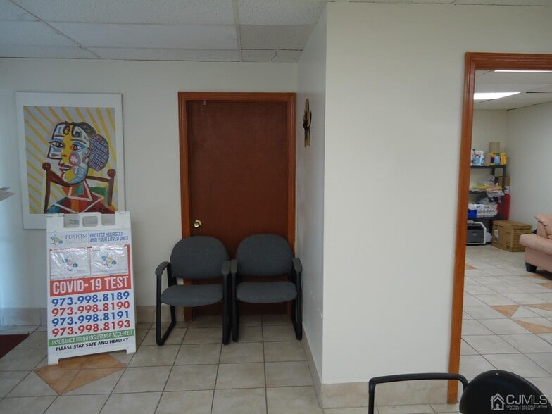 386 New Brunswick Ave, Fords, NJ à louer - Hall d’entrée - Image 3 de 5