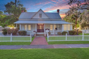 Victorian Charmer in Downtown High Springs - Convenience Store