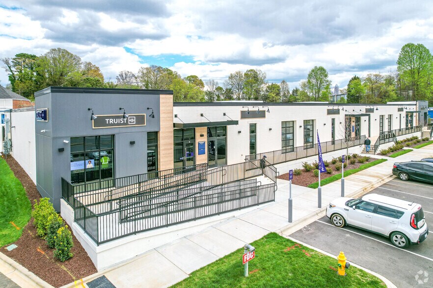 2336 Freedom Dr, Charlotte, NC à louer - Photo du bâtiment - Image 2 de 4