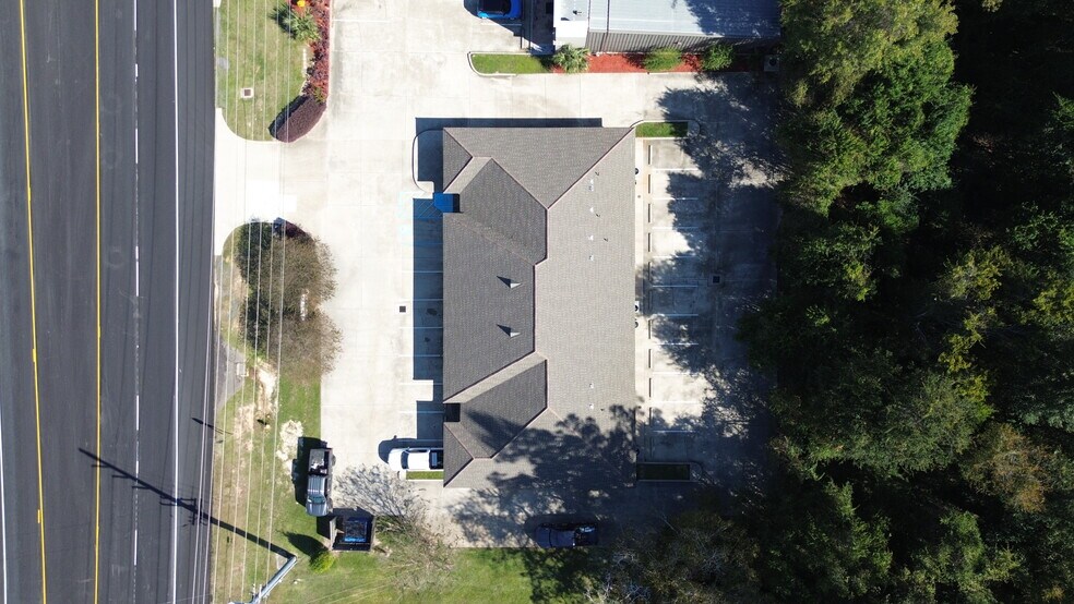 18522 Magnolia Bridge Rd, Greenwell Springs, LA à louer - Photo du bâtiment - Image 2 de 10