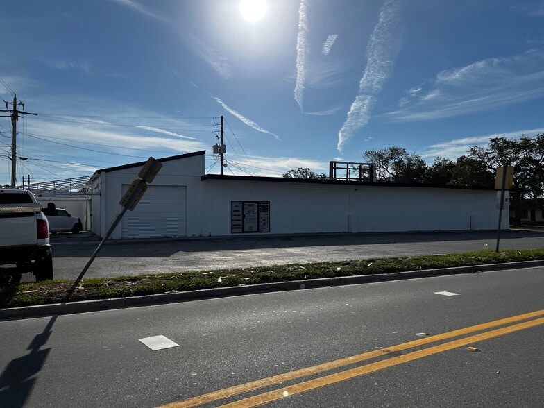 6631-6633 Gateway Ave, Sarasota, FL for lease - Building Photo - Image 2 of 16