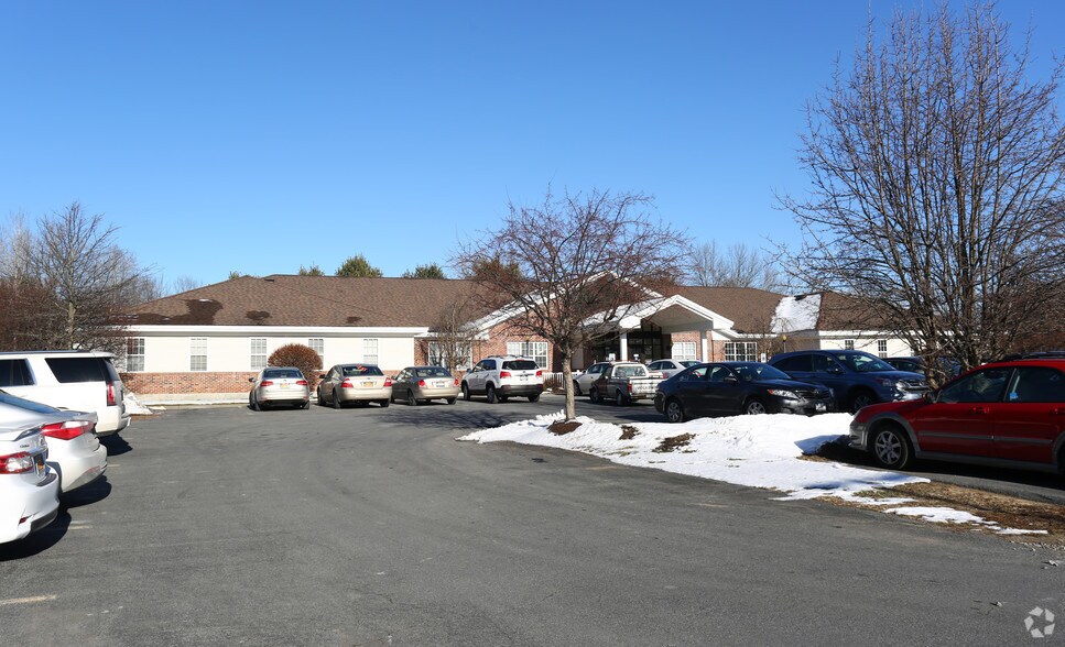 5 Care Ln, Saratoga Springs, NY à louer - Photo du bâtiment - Image 2 de 20