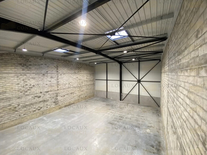 Flex in Les Pavillons-sous-Bois for lease - Interior Photo - Image 3 of 11