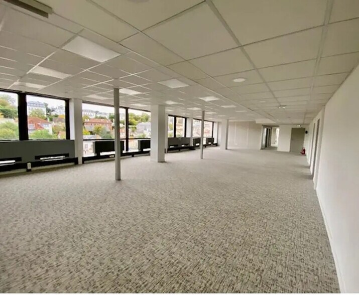 Office in Saint-Cloud for lease - Building Photo - Image 3 of 8