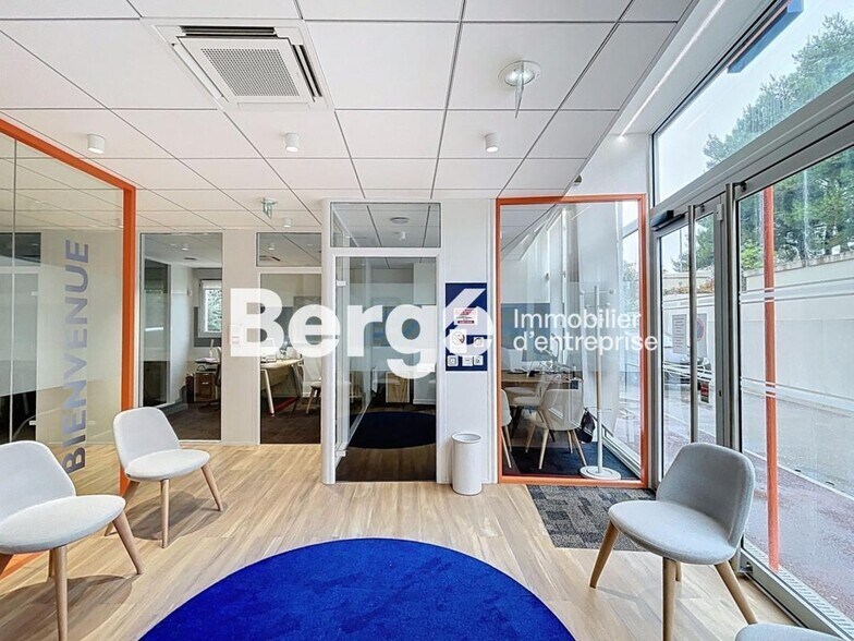 Retail in Antibes for sale - Interior Photo - Image 2 of 9
