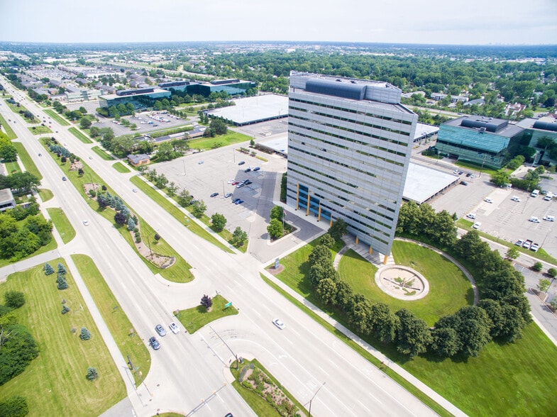 100 E Big Beaver Rd, Troy, MI for lease - Building Photo - Image 1 of 10