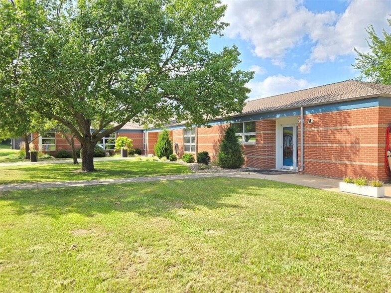 401 N East St, Paola, KS à vendre - Photo du bâtiment - Image 2 de 17