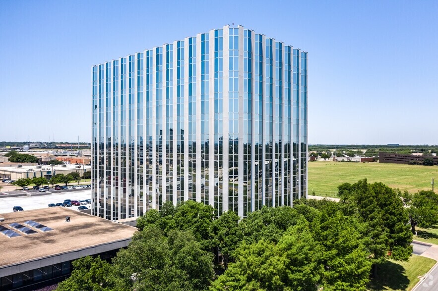 8585 N Stemmons Fwy, Dallas, TX à vendre - Photo du bâtiment - Image 3 de 3