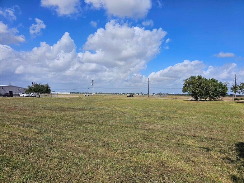 10926 Spencer Hwy, La Porte, TX à vendre - Photo du bâtiment - Image 2 de 9