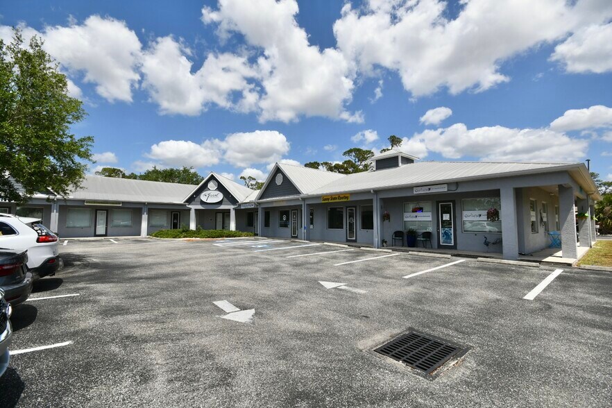 17218 Toledo Blade Blvd, Port Charlotte, FL à louer - Photo du bâtiment - Image 2 de 9