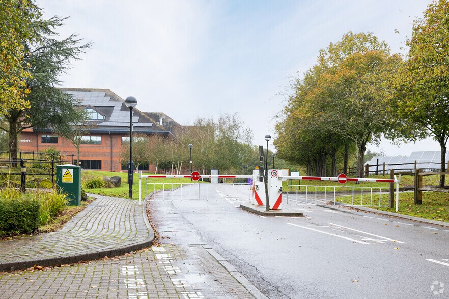 Langhurstwood Rd, Horsham à louer - Photo principale - Image 1 de 1