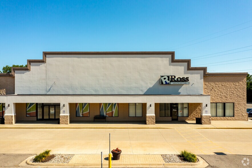 4655-4741 Washtenaw Ave, Ann Arbor, MI à louer - Photo du bâtiment - Image 3 de 42