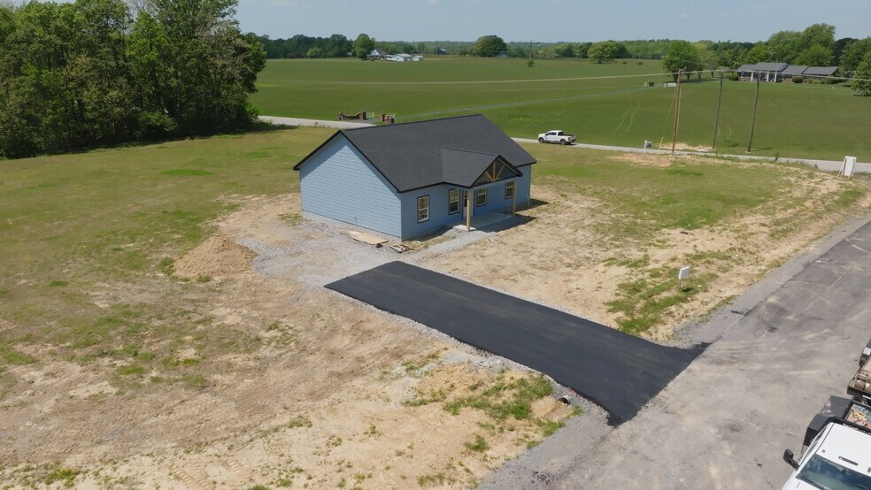 Amos Cir & Coley Ct portefeuille de 22 propriétés à vendre sur LoopNet.ca - Vidéo sur l’inscription commerciale - Image 3 de 38