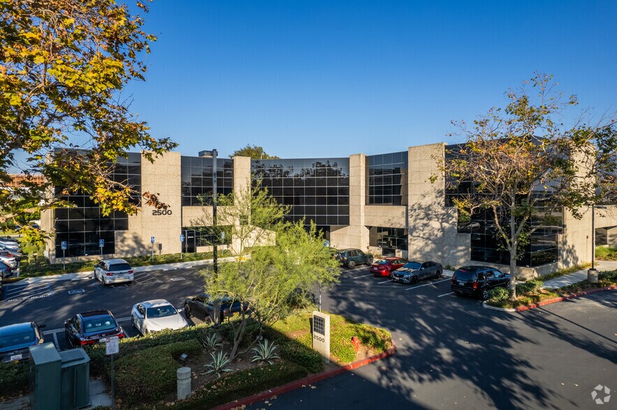 2500 Red Hill Ave, Santa Ana, CA à louer - Photo du bâtiment - Image 2 de 11