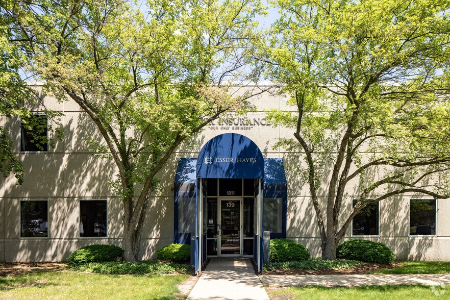 1811 High Grove Ln, Naperville, IL à louer - Photo du bâtiment - Image 2 de 14