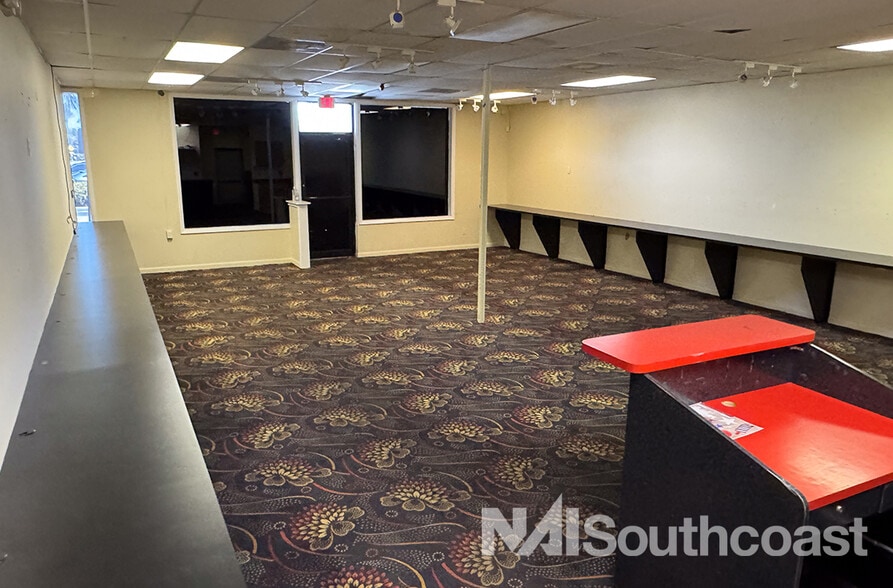 10999-11037 S Ocean Dr, Jensen Beach, FL for lease - Interior Photo - Image 2 of 11