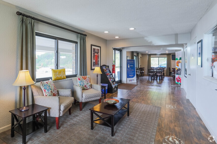 1945 Southgate Pky, Cambridge, OH for sale - Lobby - Image 3 of 6