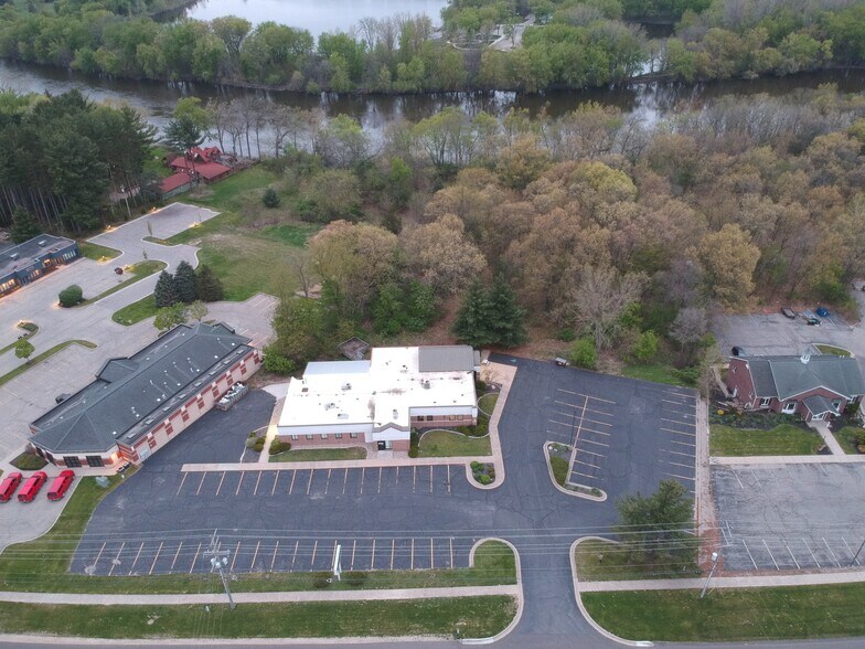 5171 Plainfield Ave NE, Grand Rapids, MI à vendre - Photo du bâtiment - Image 3 de 36