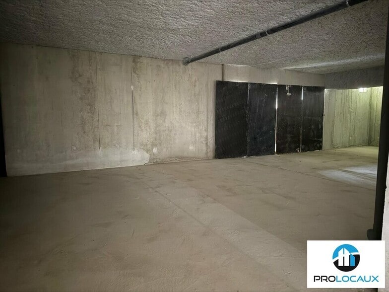Retail in Voiron for lease - Building Photo - Image 3 of 11