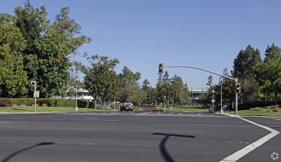 5301 Stevens Creek Blvd, Santa Clara, CA à louer - Photo du bâtiment - Image 2 de 2