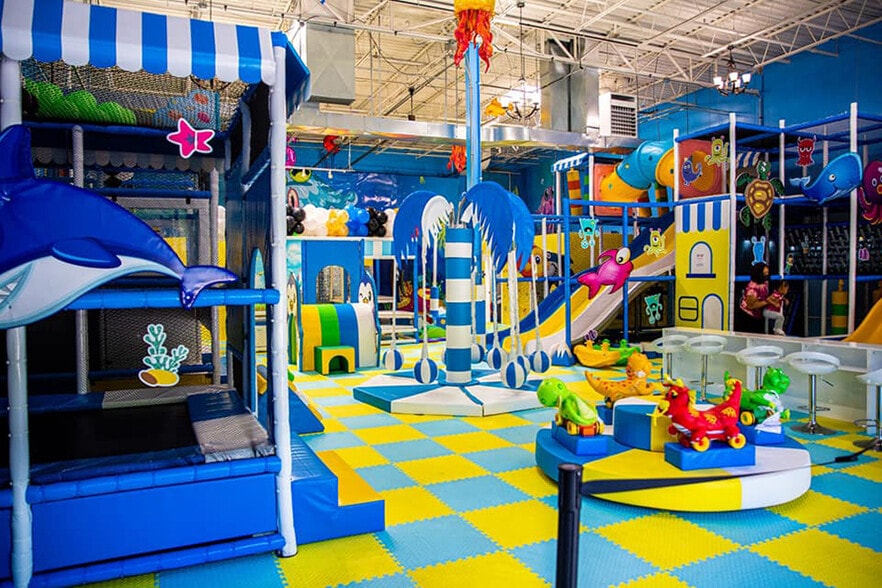 90 W Maple Rd, Troy, MI à vendre - Photo du bâtiment - Image 2 de 3