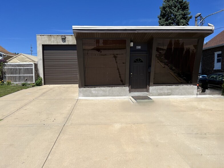 833 Oliver Ave, Aurora, IL à vendre - Photo du bâtiment - Image 1 de 1