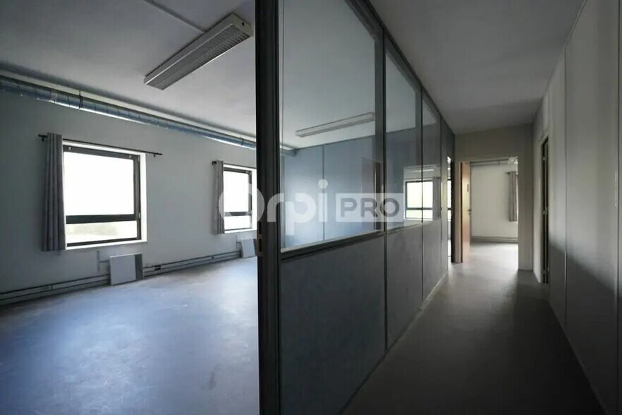 Office in Villeurbanne for lease - Interior Photo - Image 3 of 7