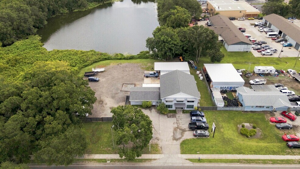 1345 N Falkenburg Rd, Tampa, FL à louer - Photo du bâtiment - Image 2 de 16