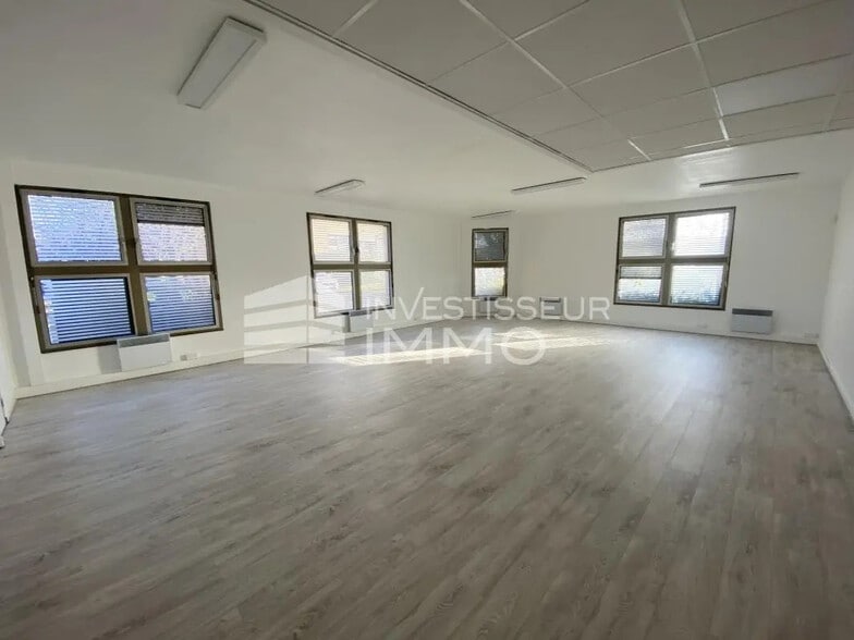 Office in Torcy for lease - Interior Photo - Image 3 of 6