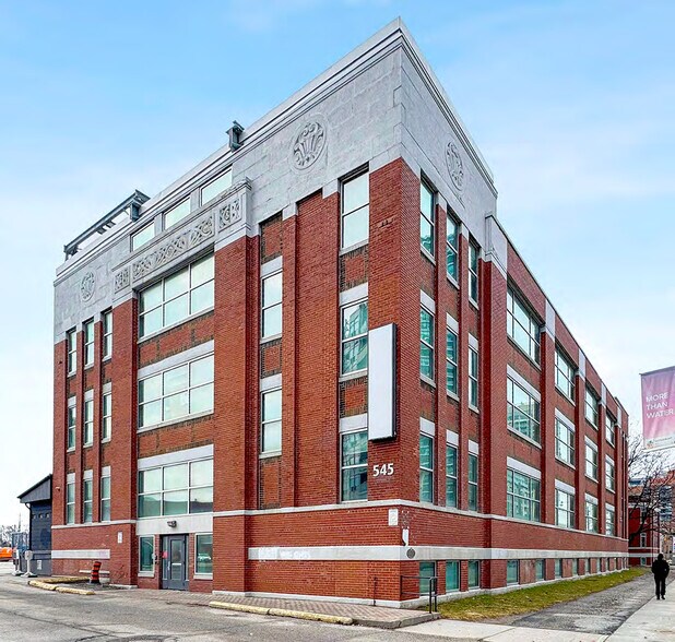 545 Lake Shore Blvd W, Toronto, ON à vendre - Photo du bâtiment - Image 3 de 5