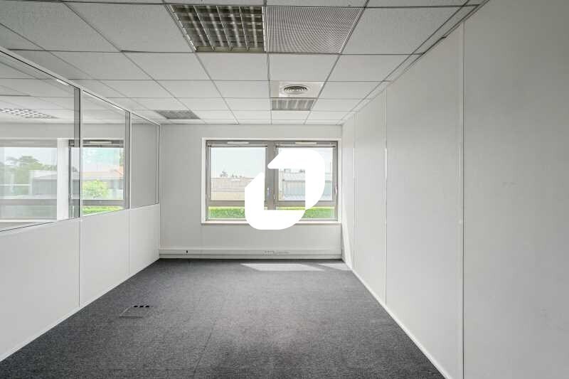 Office in Limonest for lease - Building Photo - Image 3 of 17