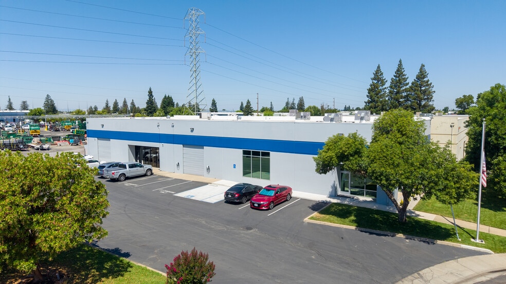 16 Light Sky Ct, Sacramento, CA for sale - Building Photo - Image 3 of 14