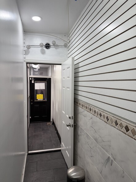 3235 Belair Rd, Baltimore, MD for sale - Interior Photo - Image 2 of 10
