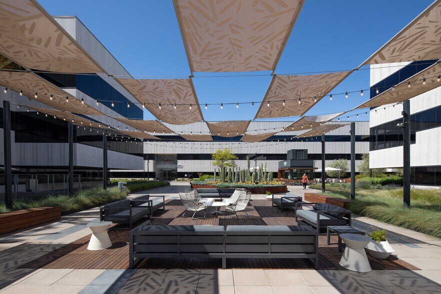 300 N Pacific Coast Hwy, El Segundo, CA à louer - Photo du bâtiment - Image 1 de 25