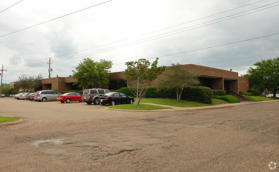 2679 Crane Ridge Dr, Jackson, MS for lease - Primary Photo - Image 1 of 2