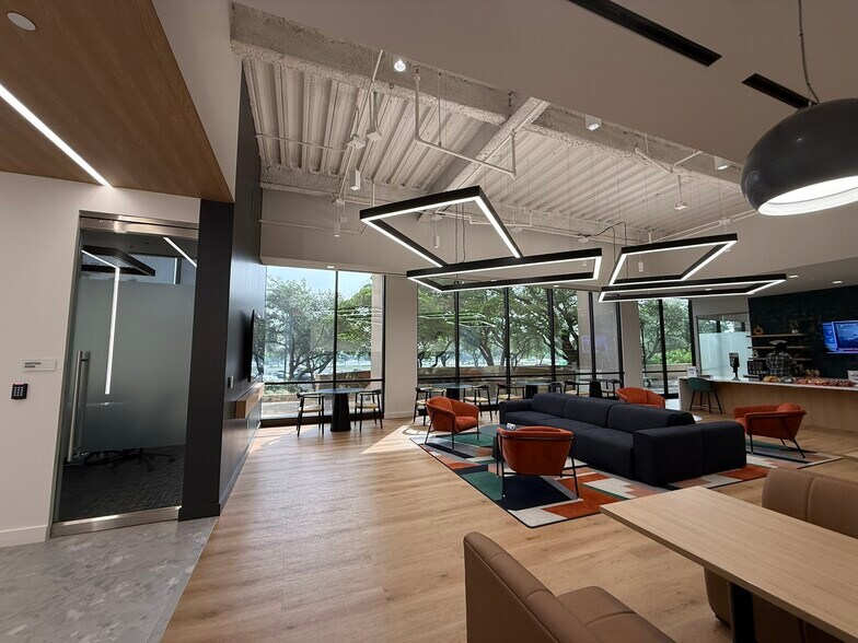 4100 International Plz, Fort Worth, TX à louer - Photo du bâtiment - Image 3 de 30