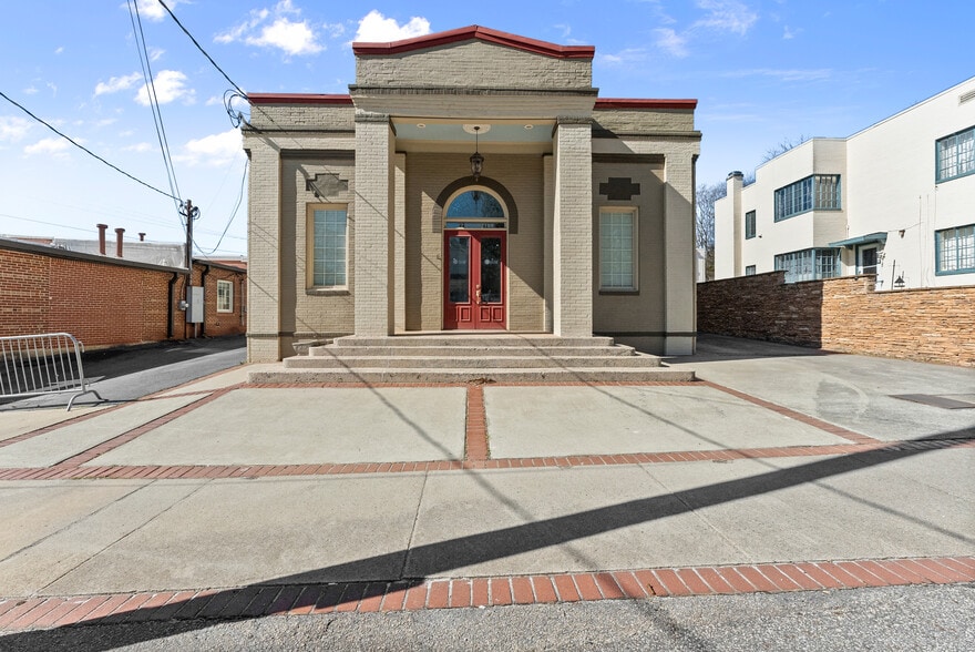 221 Clayton St, Lawrenceville, GA for lease - Primary Photo - Image 1 of 15