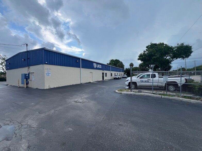 3921 Westgate Ave, West Palm Beach, FL à louer - Photo du bâtiment - Image 2 de 7