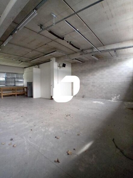 Flex in Croissy-Beaubourg for lease - Interior Photo - Image 2 of 5
