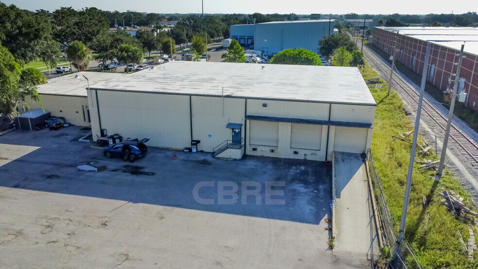 2100 Premier Row, Orlando, FL à louer - Photo du bâtiment - Image 3 de 11