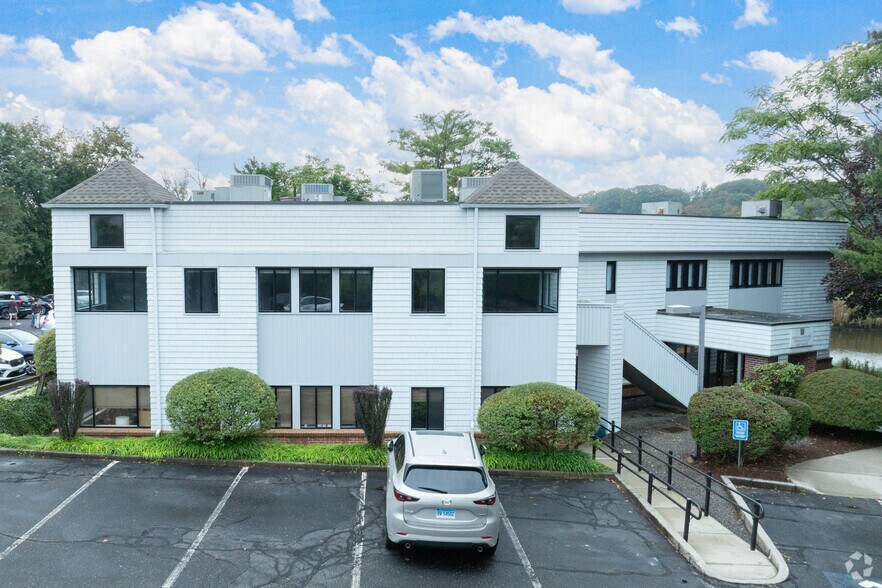 162 Kings Hwy N, Westport, CT à louer - Photo du bâtiment - Image 2 de 14