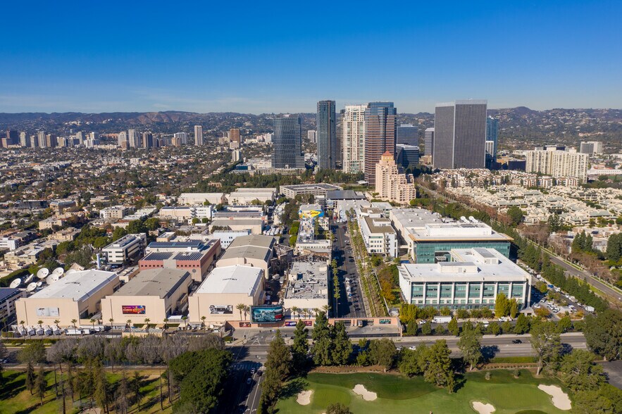 10201 W Pico Blvd, Los Angeles, CA à louer - Photo du bâtiment - Image 2 de 3