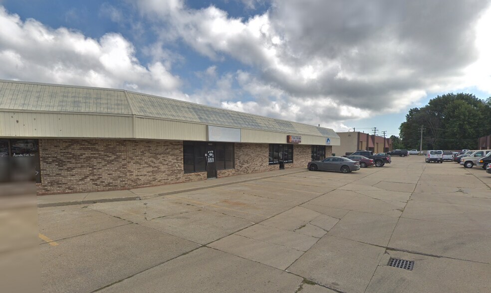 33960-34100 Groesbeck Hwy, Clinton Township, MI à louer - Photo du bâtiment - Image 2 de 4