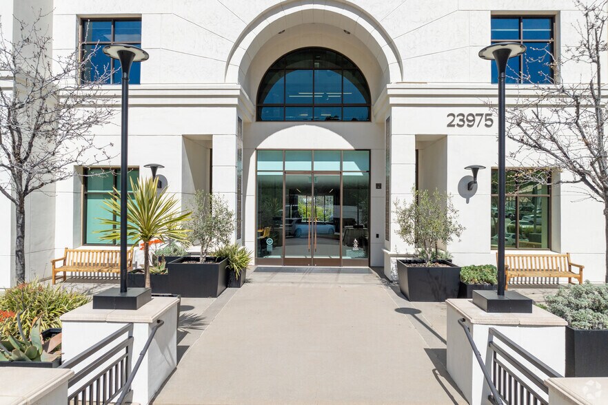 24025 Park Sorrento, Calabasas, CA à louer - Photo du bâtiment - Image 2 de 7