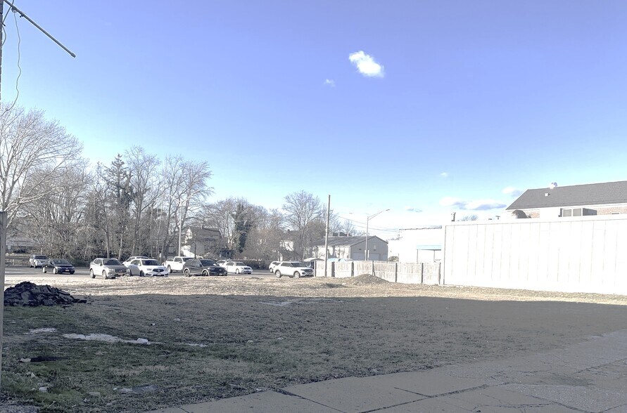 2408 Grand Ave, Baldwin, NY à louer - Photo du bâtiment - Image 2 de 2