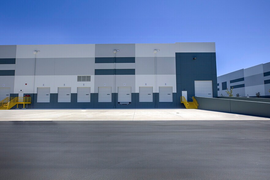 7425 Lone Tree Rd, Sacramento, CA à louer - Photo du bâtiment - Image 2 de 11